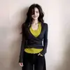 Camiseta de manga larga con cuello halter y bloques de color, estilo falso dos piezas, para mujer, nuevo estilo de otoño, corte ajustado, ceñida a la cintura, top juvenil y elegante A14102