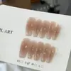 Manicure artesanal de novo estilo com acabamento latte, toque de luxo, cor nude, unhas postiças elegantes, unhas de pressão feitas à mão