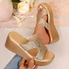 Sandalias de cuña doradas con lentejuelas de verano transfronterizas nuevo estilo para mujer, zapatos transparentes de celebridad de internet, sandalias de plataforma impermeables para exteriores para mujer 2026