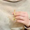 Pulsera Abierta Estilo Lujo Ligero Europeo y Americano con Hojas Doradas, Moderna y Versátil, Sensación de Alta Gama, Pulsera de Hoja Incrustada con Diamantes con un Toque de Elegancia