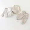 Conjunto acolchado de tres piezas con estampado floral estilo coreano para bebés, conjunto fino de algodón para lactantes y niños pequeños, ropa exterior de otoño e invierno para recién nacidos, ropa infantil al por mayor