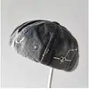 Nuevo Estilo de Primavera Corazón con Salpicaduras de Tinta Etiqueta Plateada Sombrero Octagonal de Mezclilla para Mujer, Moderno y Versátil, Boina Nube Adelgazante