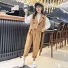 Conjunto JK para Meninas Primavera Outono 2025 Novo Estiloso da Moda Infantil Estilo Academia Crianças Médias e Maiores Casual Conjunto de Três Peças