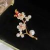 Broche de Copo de Nieve con Lazo y Perla Electrochapado en Oro Real de 14K Moda Tendencia Accesorios de Ropa Simples Joyería para Mujeres