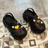 Verão Dung Sense DIY Sapatos com Furos Aumentados Antiderrapantes Moda Estudante Praia Chinelos Preguiçosos Roupa Exterior Atacado Mulheres