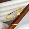 Nuevo Pulsera Dorada Arena para Mujer con un Toque de Lujo, Pulsera de Lujo Ligero que No se Desvanece, Diseño de Nicho, Pulsera de Trébol de Cuatro Hojas de Estilo Ins de Moda