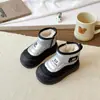 Botas de Neve Infantis 2026 Novo Estilo Aveludadas Quentes Botas Curtas Meninos Couro e Pelo Integrados Inverno Impermeáveis Sapatos de Algodão Infantis Médios e Grandes