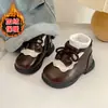 Sapatos de couro infantis, sapatos macios para bebês aprenderem a andar, sapatos de algodão estilo Martin para meninas com forro de pelúcia para outono e inverno