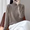 Nova coleção outono e inverno: Camada base de malha feminina com gola alta parcial, apresentando requintados adornos de strass e pérolas, um suéter estiloso e uma elegante camada interna.