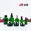Botella cosmética de vidrio verde en stock, botella de hombro inclinado, botella de loción de 15 ml que bloquea la luz, botella de aceite esencial, venta al por mayor de productos para el cuidado de la piel