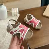 Sandalias Infantiles Estilo Coreano Modelo Nuevo 2026 con Suelas Suaves para Niños y Niñas, de Moda y Lindas, Versátiles Sandalias de Moda Estilo Academia