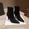 Chegada Nova Inverno 2026 Zíper Lateral Bico Fino Salto Alto Camurça Botas de Cano Curto para Mulheres Versátil para o Trabalho Salto Fino Emagrecedoras Botas da Moda