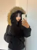 Esta chaqueta corta de plumón extragrande con un gran cuello de piel sintética es increíblemente elegante.. Es un abrigo de invierno para mujer para 2026, diseñado para figuras petite, y cuenta con un nuevo forro de algodón más grueso.