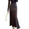 Elegante vestido estilo francês para ocasiões importantes, com cintura marcada e um toque sofisticado, combinado com um vestido de tricô cor de café para o outono