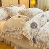 Conjunto de Cama de Veludo Leite Estilo Hepburn de Inverno Quatro Peças Cobertor de Cama Renda Grossa Quente Capa de Edredom Pelúcia Lençóis de Cama Conjunto de Três Peças