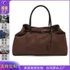 Bolsa tote transfronteiriça de grande capacidade, estilo nicho vintage, camurça fosca, prática para o dia a dia, versátil, toque de luxo, bolsa tote de ombro único