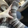 Meias Listradas Novas Outono e Inverno para Mulheres, Cano Médio-Alto Retrô, Estilo Popular Versátil da Internet, Meias Longas Afuniladas para Roupas de Exterior