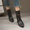 Botas Pretas Bico Fino Femininas 2025 Novo Estilo Quente Outono Inverno Salto Alto Botas de Cano Curto Botas Martin de Pele de Ovelha Botas de Cano Curto Emagrecedoras de Alta Qualidade