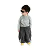 Ropa infantil estilo coreano conjunto para niños 2026 primavera y otoño traje versátil elegante gris estampado para niños