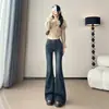 Foto real calça jeans micro flare feminina 2026 outono inicial novo estilo emagrecedora justa retrô cintura alta visual para pessoas baixinhas calça flare