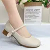 Sapatos femininos de couro macio com corte baixo, novo modelo outono 2025, sapatos pequenos de couro com bico redondo, sola macia confortável, cabedal macio, sapatos Mary Jane de salto baixo