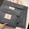 Sacolas de TNT cinza de alta qualidade para lojas de roupas, sacolas de compras para embalagem de presentes no atacado, podem ser impressas com logotipo