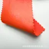Tejido de satén elástico, grueso y brillante con una caída suave, que presenta un efecto reluciente de seda artificial, adecuado para disfraces de baile y ropa formal.