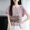 Camiseta Feminina Respirável Texturizada com Estampa de Textura de Bambu, Gola Redonda, Manga Curta, Versátil e Estilosa para Primavera e Verão, Atacado