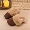 Chinelos de algodão casuais e versáteis de calçar, novo modelo outono e inverno 2026, confortáveis para os pés, chinelos fechados para uso externo, sapatos peludos atacado