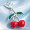 Exquisito colgante de cereza con incrustaciones de diamantes, efecto de goteo de aceite, llavero de fruta realista, accesorios decorativos DIY para bolsos