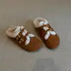 Zapatos Birkenstock Forrados de Borrego Versión Piel de Vaca para Mujer Otoño e Invierno 2026 Nuevos Zapatos Peludos Cálidos Retro Zapatos de Algodón Pantuflas Versátiles de Punta Cerrada