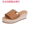 Chinelos Simples e Frescos para Mulheres 2025, Adequados para Uso Externo, Comércio Transfronteiriço, Sola Grossa, Bico Redondo, Tamanho Grande, Chinelos Femininos de Uma Tira, Estilo Birkenstock
