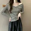 Camiseta listrada de manga longa com gola V cruzada, slim fit, versátil, estilo coreano, design francês, seda gelada de cinco nervuras, para mulheres