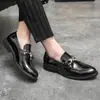Mocassins masculinos casuais de verniz brilhante com franjas, estilo coreano, slip-on de couro, adequados para negócios, banquetes e casamentos