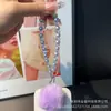 Venta al por mayor del fabricante Cadena colgante simple de perlas Bola de pelo de cristal Lanyard para teléfono móvil Cadena corta de moda Colgante Llavero
