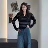 Zheng Qite Apparel / Tricô Estilo Coreano de Manga Longa Listrado com Decote V 2026 Outono Emagrecedor Camada Base Botão Único Top Feminino