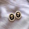 Pendientes de perla de camelia en blanco y negro para mujer, estilo retro de Hong Kong, artísticos, ligeros, de lujo, de alta calidad, con diseño de nicho.