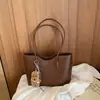 Bolsa de ombro feminina transfronteiriça 2026 nova, bolsa tote simples e casual, grande capacidade, estilo retrô, adequada para escola e trajeto
