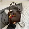 Bolsa Pequena Casual Retrô para Mulheres 2025 Outono Nova Tendência Bolsa de Mão para Passeio Popular Bolsa de Ombro Único Transversal Bolsa de Balde