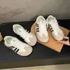 Otoño 2026 Nuevos Zapatos de Entrenamiento Retro Alemanes para Mujer Planos Casuales Deportivos Versátiles Piel Suave Zapatos Forrest Gump Mocasines Rayados