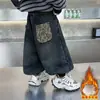Calças Jeans Forradas com Pelúcia para Meninos Calças Quentes de Lã de Cordeiro Espessadas para Crianças 2026 Novo Inverno Calças de Estilo Coreano Lanternas para Crianças