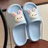 Pantuflas de suela gruesa para mujer, adornos para zapatos DIY de verano, duraderas y antideslizantes, adecuadas para baño, hogar, parejas, uso interior, diseño de dibujos animados, sandalias de moda