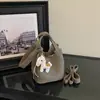 Bolso tipo cubo de alta gama para mujer, nuevo y moderno otoño 2026, bolso tote pequeño para trabajo y uso diario, bolso cruzado de un solo hombro para commuting