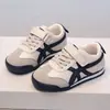 Zapatillas infantiles de moda 2026 modelo nuevo primavera y otoño para niños mayores, zapatos deportivos de exterior transpirables y duraderos para niños