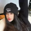 Gorro Cálido Estilo Coreano y Japonés de Invierno para Mujer, Gorro Pullover Versátil para Exteriores, Adelgazante del Rostro, Gorro de Punto Moderno para Estudiantes de Primaria en Otoño e Invierno