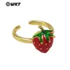 Wt-Rf007 Anel Aberto Delicado para Menina com Pingente Realista de Morango Incrustado com Material de Cola de Latão