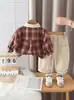 Conjunto de tres piezas de chaqueta a cuadros con cuello y doble bolsillo para bebés y niños pequeños, nuevo traje de moda otoño 2026 para niños