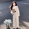 Moda coreana para niñas: Colección de otoño 2026 con un dulce y adorable chaleco con tema de oso, una blusa con cuello de muñeca y un par de elegantes pantalones de pierna ancha