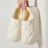 Chinelos de inverno femininos de algodão com forro de pelúcia, calcanhar fechado, confortáveis para uso doméstico, chinelos de pelúcia para ambientes internos para casais, chinelos de algodão quentes de inverno para homens