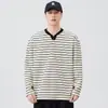 Roupas Masculinas Fengshe / Lançamento Primavera/Outono 2026 Nova Camiseta de Manga Longa para Homem Solta Gola V Listrada Camada de Base Solta Retrô